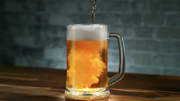 Frisch Gebrautes Bier Einem Pint Auf Grauem Backsteinhintergrund Nahaufnahme — Stockfoto