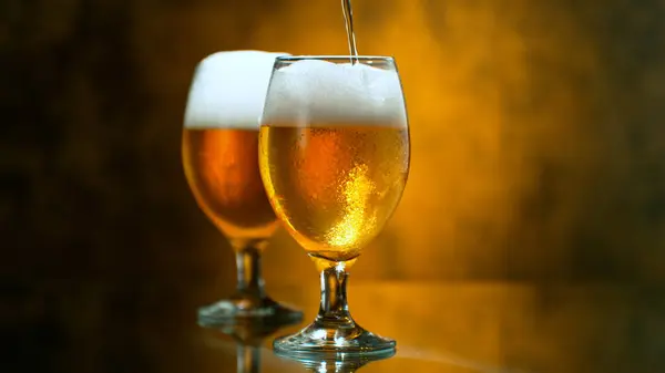 Freshly Brewed Beer Pint Orange Gradient Background Close — Stock Photo, Image