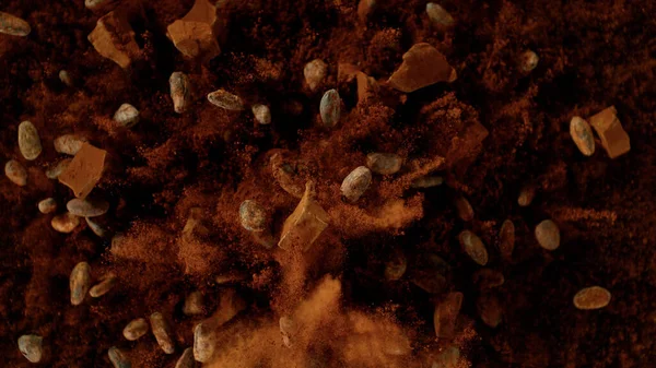 Zamrozić Ruch Kawałków Czekolady Eksplodujące Surowe Ziarna Kakao Widok Góry — Zdjęcie stockowe