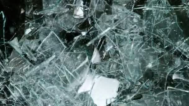 超级慢镜头真正的玻璃破碎在1000 Fps 在黑色背景下被隔离 — 图库视频影像