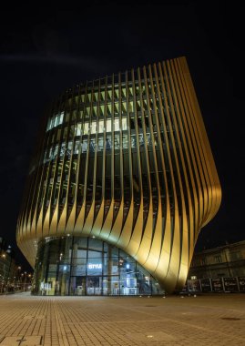 Prag, Çek Cumhuriyeti - 11.06.2023 - Dünyaca ünlü stüdyo Zaha Hadid 'in mimarisi Masarycka İnşaat Kompleksi