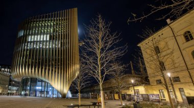 Prag, Çek Cumhuriyeti - 11.06.2023 - Dünyaca ünlü stüdyo Zaha Hadid 'in mimarisi Masarycka İnşaat Kompleksi