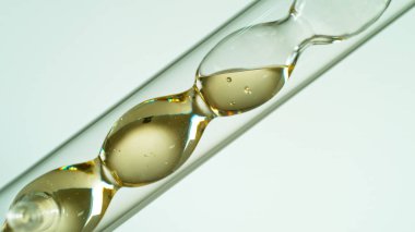 Doğal madde ve çiçeklerden doğal yağ elde etmek. Sarı yağ spiral şeklinde akar..