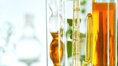 Doğal madde ve çiçeklerden doğal yağ elde etmek. Sarı yağ spiral şeklinde akar..