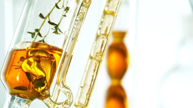 Doğal madde ve çiçeklerden doğal yağ elde etmek. Sarı yağ spiral şeklinde akar..