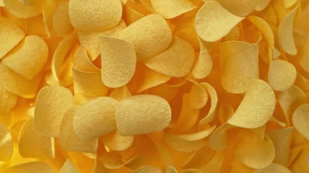Super Zeitlupe Von Fliegenden Bratkartoffelchips Auf Gelbem Hintergrund Gefilmt Mit — Stockvideo