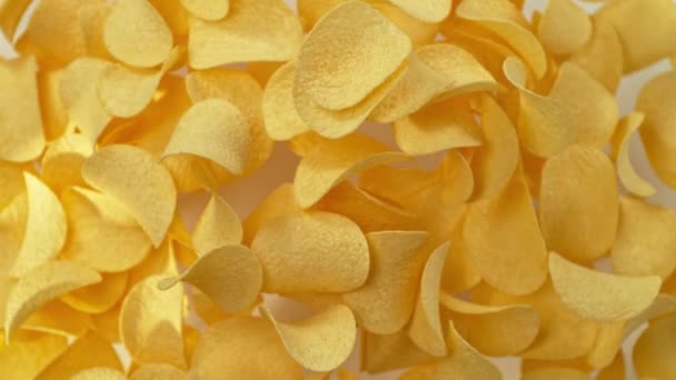 Супер Повільний Рух Літаючих Смажених Картопляних Чіпсів Градієнтному Жовтому Тлі — стокове відео