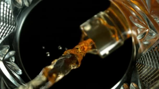 Viski Dökümünün Süper Yavaş Çekimi Aynanın Altından Eşsiz Görüş Açısı — Stok video