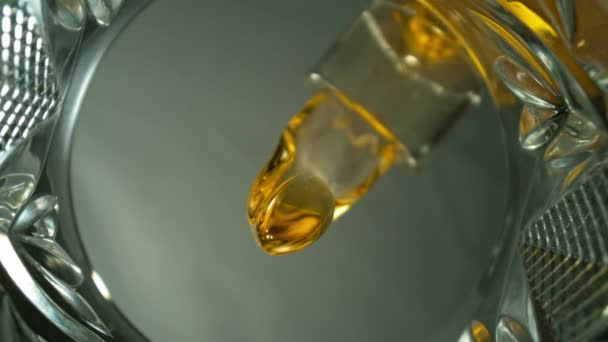 Super Slow Motion Shot Whisky Pouring Niepowtarzalny Kąt Widzenia Spodu — Wideo stockowe