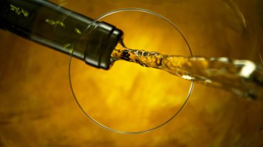 Dondurucu Hareket Çekimi Beyaz Şarap Dökümü, Eşsiz Görüş açısı Bardağın Altından