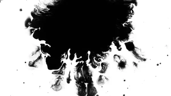 白い背景に隔離された黒いインク滴のマクロショット — ストック写真