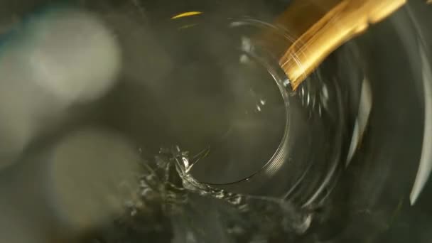 Super Slow Motion Shot Champagne Lití Unikátní Úhel Pohledu Dna — Stock video
