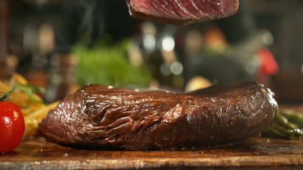 Düşen Lezzetli Bifteğin Yakın Çekimi Süper Yavaş Çekim Yüksek Hızlı — Stok video