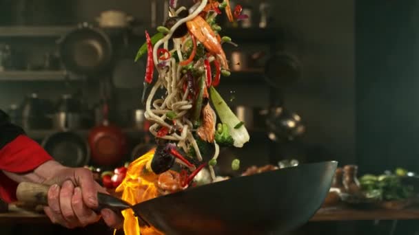 Super Slow Motion Flying Asian Wok Macarrão Com Prans Vegetais — Vídeo de Stock