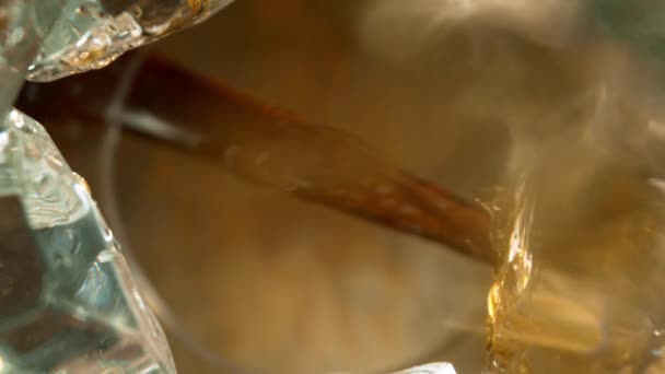 从玻璃杯底部看可口可乐灌装的超级慢镜头 独特的视角 — 图库视频影像