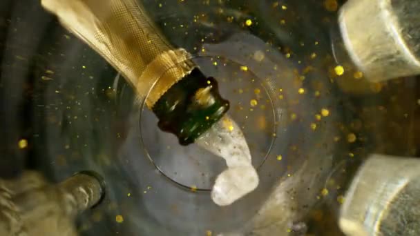 Super Hidas Motion Shot Samppanjaa Kaatamalla Ainutlaatuinen Näkökulma Lasin Pohjasta — kuvapankkivideo