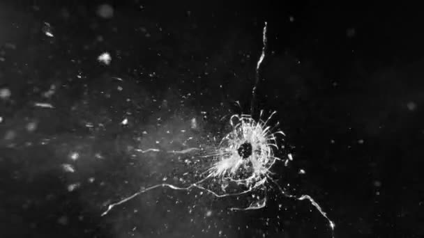 超级慢镜头穿过玻璃 在黑色背景下破碎 用高速摄像机拍摄 每秒1000帧 — 图库视频影像