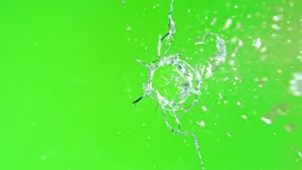 Superzeitlupe Von Schüssen Durch Das Glas Die Vor Grünem Bildschirmhintergrund — Stockvideo