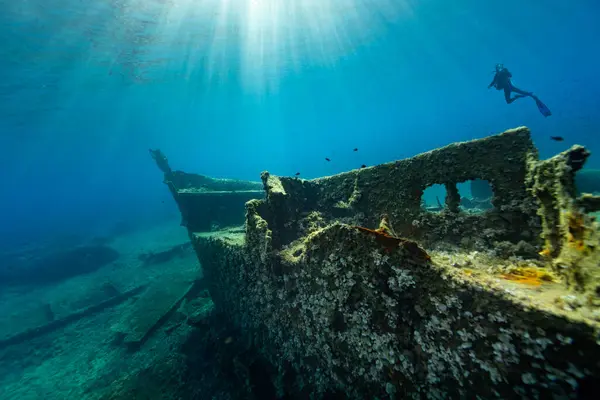 Freediver Pływanie Głębokim Morzu Promieni Słonecznych Młody Człowiek Nurek Błaganie — Zdjęcie stockowe