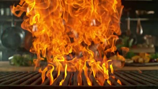 Lähikuva Valurautainen Ritilä Tulipalo Liekit Super Hidastettuna Kuvattiin Nopea Elokuvakamera — kuvapankkivideo