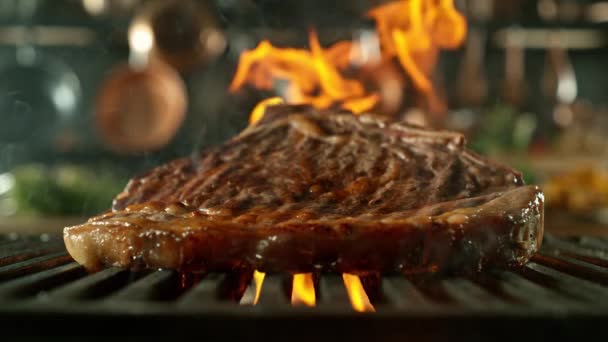 1000 Fpsで高速映画カメラで撮影されたキャスト鉄格子の美味しい牛肉ステーキのクローズアップ カメラムーブメント — ストック動画