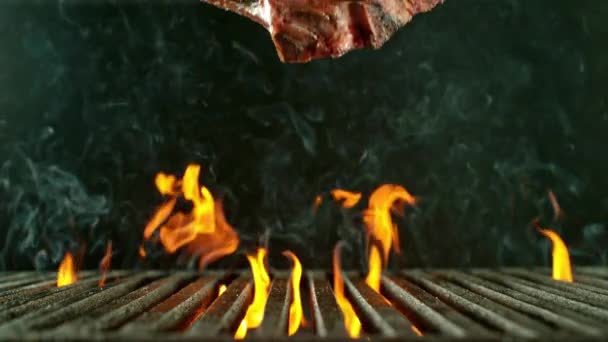 Lähikuva Maukkaasta Pihvistä Keittiössä Superhidastettuna Kuvattuna Nopealla Elokuvakameralla 1000 Fps — kuvapankkivideo
