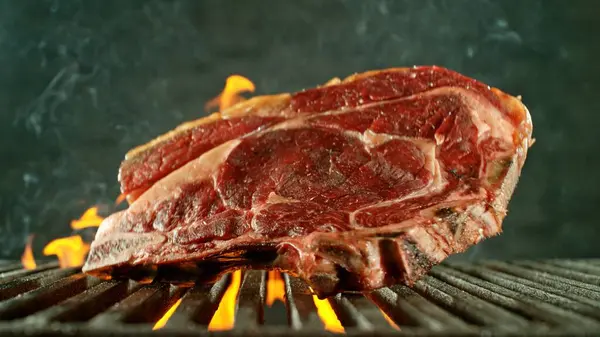 Gros Plan Délicieux Steak Boeuf Cru Sur Une Grille Fonte — Photo