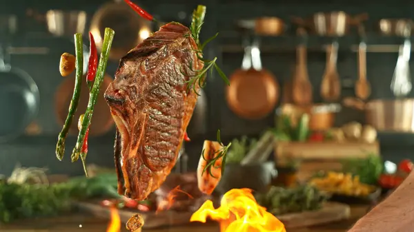 불꽃이있는 맛있는 쇠고기 스테이크의 클로즈업 — 스톡 사진