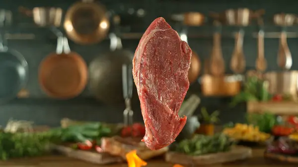 Gros Plan Délicieux Steak Boeuf Volant Dessus Une Grille Fonte — Photo