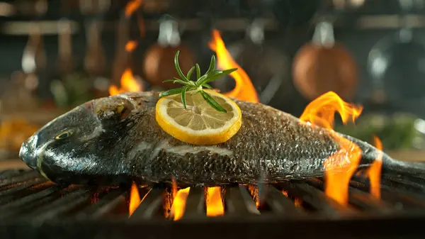 在有火焰的铸铁格栅上的美味鱼的特写 — 图库照片
