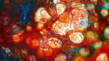 Beyaz Arkaplanda Hareket Eden Renk Yağı Baloncuklarının Süper Yavaş Çekimi. Yüksek Hız Sinema Kamerası 'nda 300 metrede çekilmiştir..