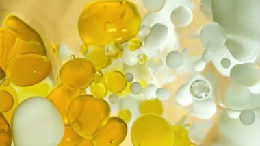 Altın Arkaplanda Hareket Eden Yağ ve Süt Baloncuklarının Süper Yavaş Çekimi, Kozmetik Konsepti, Yüksek Hızda Sinema Kamerasında 1000fps.