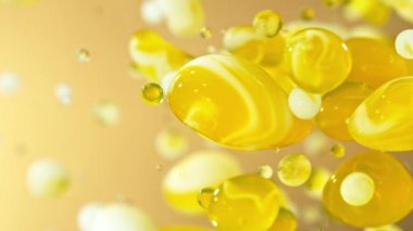 Altın Arkaplanda Hareket Eden Yağ ve Süt Baloncuklarının Süper Yavaş Çekimi, Kozmetik Konsepti, Yüksek Hızda Sinema Kamerasında 1000fps.