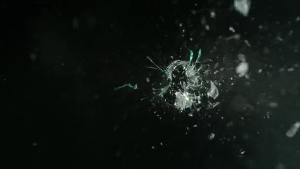 Superzeitlupe Von Schüssen Durch Das Glas Zersplittert Vor Schwarzem Hintergrund — Stockvideo