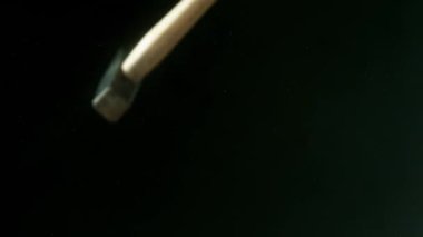Cam kıran çekicin süper yavaş çekimi siyah arka plana çarpıyor. Yüksek hızlı sinema kamerası, 1000 fps. .