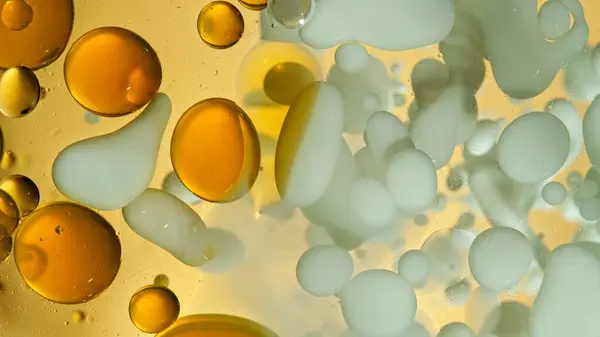 Freeze Motion Shot Moving Oil Milk Bubbles Fundo Dourado Conceito Imagens De Bancos De Imagens