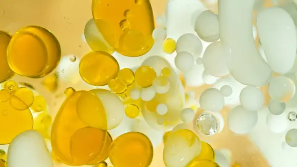 Freeze Motion Shot Moving Oil Milk Bubbles Złotym Tle Koncepcja Obraz Stockowy