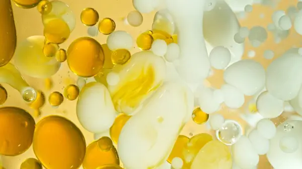 Freeze Motion Shot Moving Oil Milk Bubbles Arany Háttér Kozmetikai Jogdíjmentes Stock Fotók