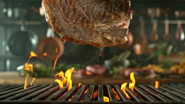 Egy Közeli Felvétel Ízletes Marhahúsos Steakről Öntöttvas Rácson Tűzlángokkal Szuper Stock Videó