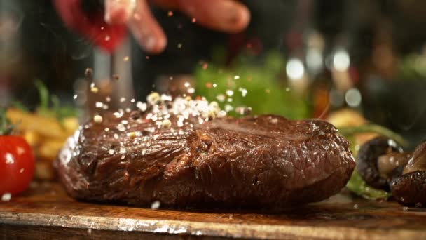 Közelkép Zuhanó Ízletes Marhahús Steak Konyhában Szuper Lassított Felvétel Filmezett Stock Videó