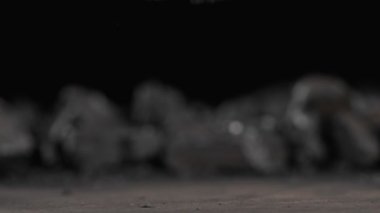 Süper Yavaş Çekim Kömür Düşüşü Siyah Arkaplanda 1000 fps 'de izole edildi.