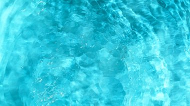 Açık mavi zeminde su sıçratma hareketini dondur