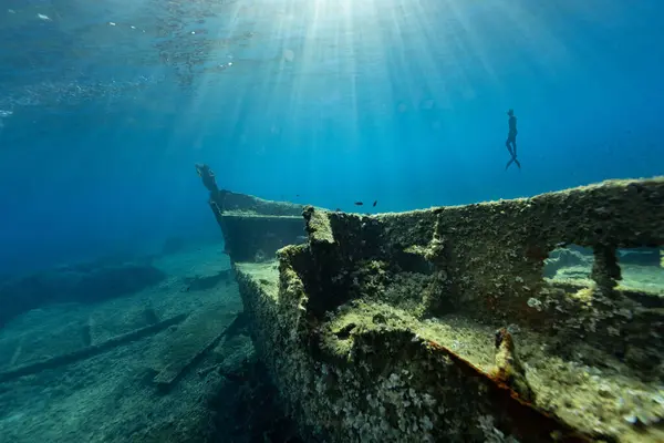 Freediver Swimming Deep Sea Sunrays Young Man Diver Eploring Shipwreck — Stock Photo, Image
