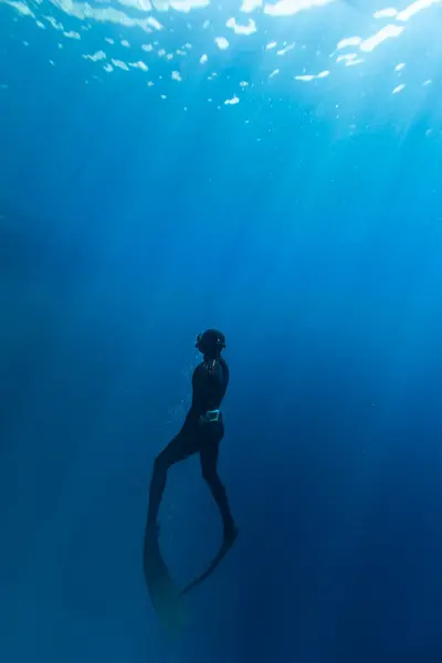 Freediver Κολύμπι Βαθιά Θάλασσα Ακτίνες Του Ήλιου Νεαρός Δύτης Επιπλέων Royalty Free Φωτογραφίες Αρχείου
