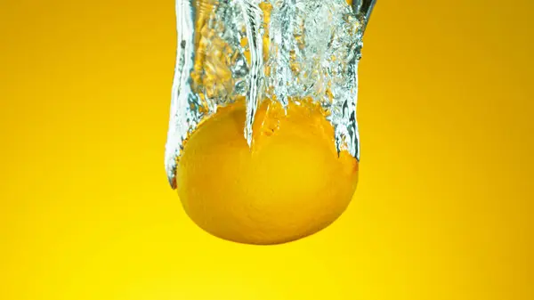 Congelar Movimento Cair Frutas Frescas Limão Água Fotos De Bancos De Imagens