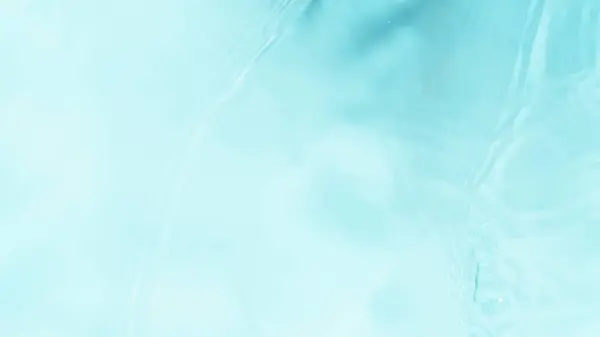 Замораживание Движения Брызг Поверхности Воды Голубом Фоне Стоковое Фото