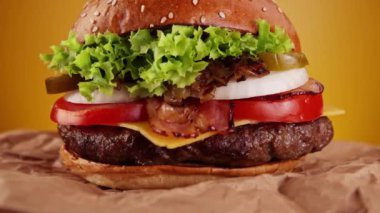 Lezzetli ev yapımı hamburgerler. Lezzetli burger taze lahana, peynir, soğan, pastırma, domates ve ızgara biftek..