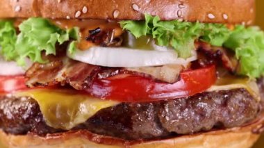 Lezzetli ev yapımı hamburgerler. Lezzetli burger taze lahana, peynir, soğan, pastırma, domates ve ızgara biftek..