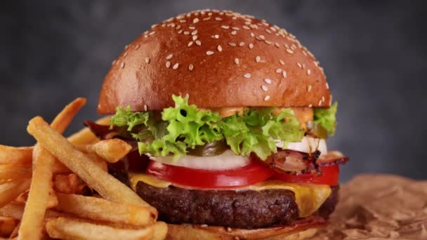 Gustoso Hamburger Fatto Casa Rotante Delizioso Hamburger Con Cavolo Fresco — Video Stock