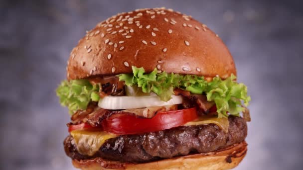Lezzetli Yapımı Hamburgerler Lezzetli Burger Taze Lahana Peynir Soğan Pastırma — Stok video